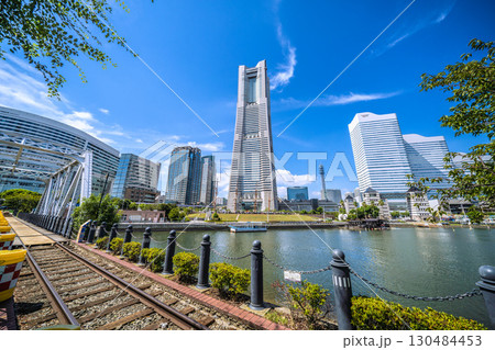 日本の横浜都市景観珍景レールがむき出しに…汽車道から横浜ランドマークタワーや賑わう日本丸…などを望む 130484453