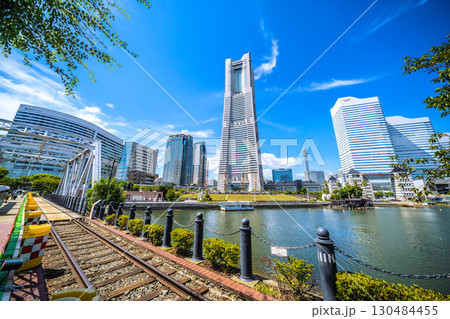 日本の横浜都市景観珍景レールがむき出しに…汽車道から横浜ランドマークタワーや賑わう日本丸…などを望む 130484455
