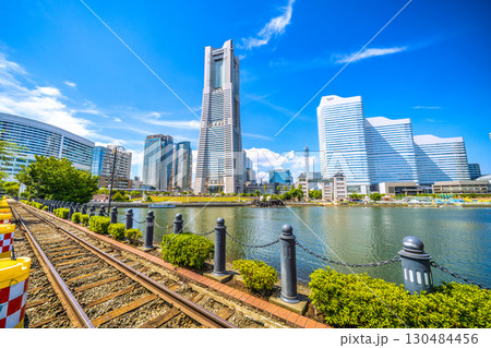 日本の横浜都市景観珍景レールがむき出しに…汽車道から横浜ランドマークタワーや賑わう日本丸…などを望む 日本の横浜都市景観珍景レールがむき出しに…汽車道から横浜ランドマークタワーや賑わう日本丸…などを望む 130484456