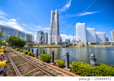 日本の横浜都市景観珍景レールがむき出しに…汽車道から横浜ランドマークタワーや賑わう日本丸…などを望む 130484472