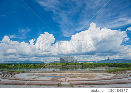 淀川河川公園淀川アクアシアターと高槻市方面の景色 枚方市 淀川河川公園淀川アクアシアターと高槻市方面の景色 枚方市 130484577