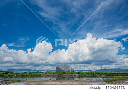 淀川河川公園から眺める夏の空　枚方市 130484578