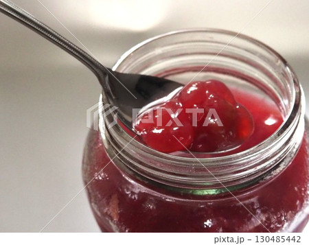 左側から葡萄のコンポートを箸上げしている写真（右寄せ） 130485442