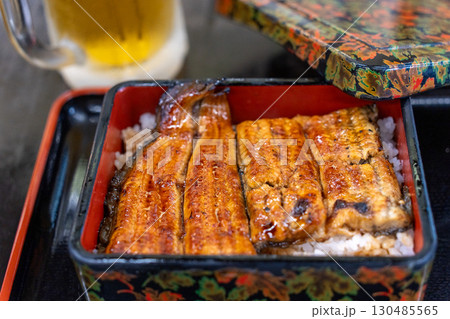 うな重とビール 130485565