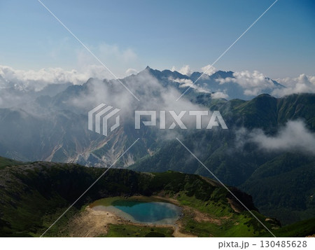 鷲羽岳山頂から鷲羽池と槍ヶ岳を望む 130485628