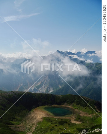 鷲羽岳山頂から鷲羽池と槍ヶ岳を望む 130485629