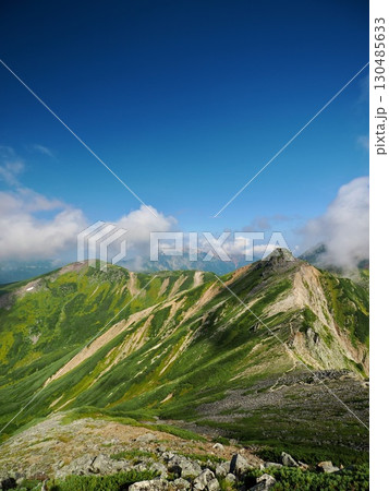 鷲羽岳山頂から三俣蓮華山、双六岳、黒部五郎岳を望む 鷲羽岳山頂から三俣蓮華山、双六岳、黒部五郎岳を望む 130485633