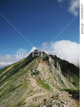鷲羽岳山頂よりワリモ岳を望む 鷲羽岳山頂よりワリモ岳を望む 130485637
