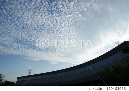 建物の向こうに広がる空 130485638