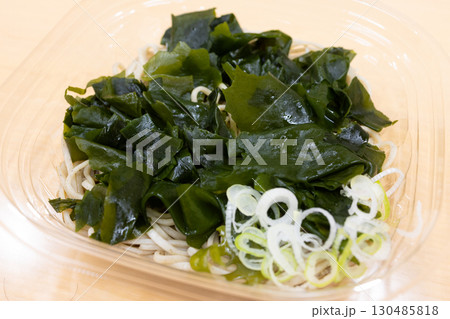 美味しい冷やしワカメ蕎麦 130485818