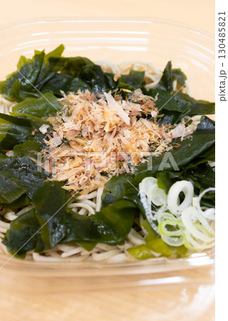 美味しい冷やしワカメ蕎麦 130485821