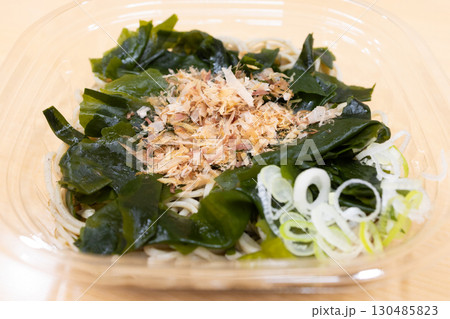 美味しい冷やしワカメ蕎麦 130485823