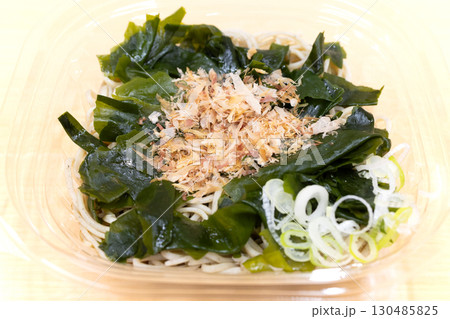 美味しい冷やしワカメ蕎麦 130485825