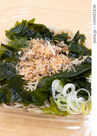 美味しい冷やしワカメ蕎麦 130485836