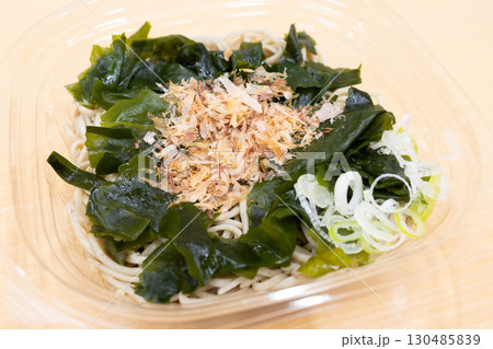 美味しい冷やしワカメ蕎麦 130485839
