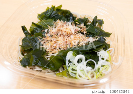 美味しい冷やしワカメ蕎麦 130485842