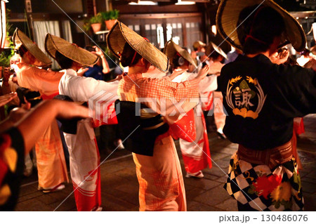 おわら風の盆　諏訪町通りの町流し 130486076