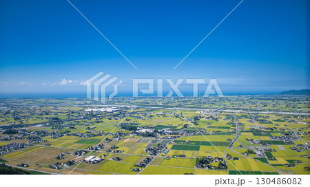 黒部市側から見た黒部川扇状地とインフラの数々 130486082