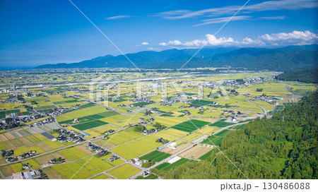 黒部市側から見た黒部川扇状地とインフラの数々 130486088
