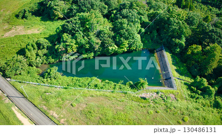 日本の黒部市の丘陵部にあるため池 130486131