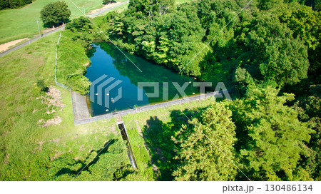 日本の黒部市の丘陵部にあるため池 130486134