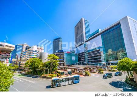 日本の横浜都市景観9月6日…猛烈な暑さ…横浜駅やJR横浜タワー、タワーマンションなどを望む 130486196