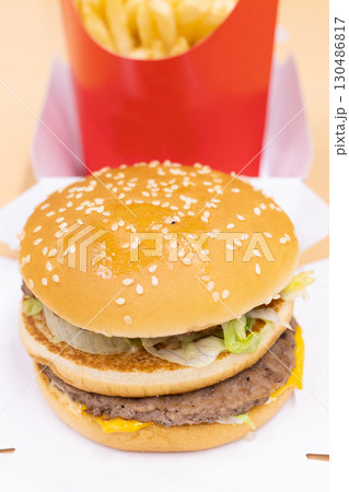 おいしいハンバーガーとフライドポテト 130486817