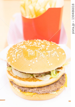 おいしいハンバーガーとフライドポテト 130486818