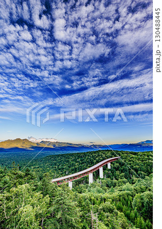 雲広がる大空と三国峠の絶景風景 130488445