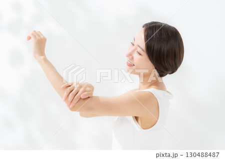 女性　スキンケア　ビューティー	 130488487