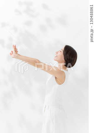 ストレッチをする女性 ストレッチをする女性 130488861