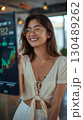 株価チャートのグラフを見る女性 130489262