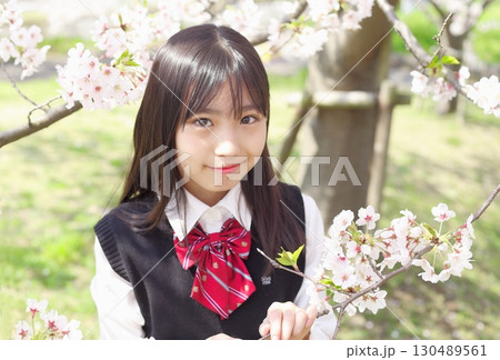 桜バックの小学生 制服 桜バックの小学生 制服 130489561
