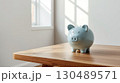 部屋にあるブタの貯金箱 130489571