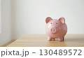 部屋にあるブタの貯金箱 130489572