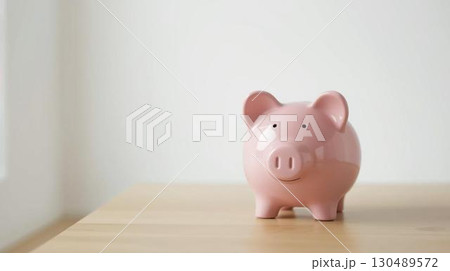 部屋にあるブタの貯金箱 130489572