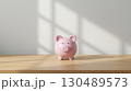 部屋にあるブタの貯金箱 130489573