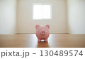 部屋にあるブタの貯金箱 130489574