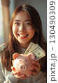 貯金を楽しむ女性 130490309