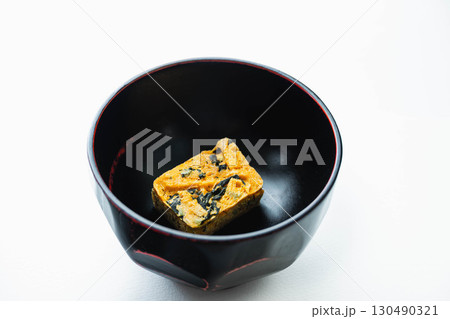 器に入れたフリーズドライの味噌汁 130490321
