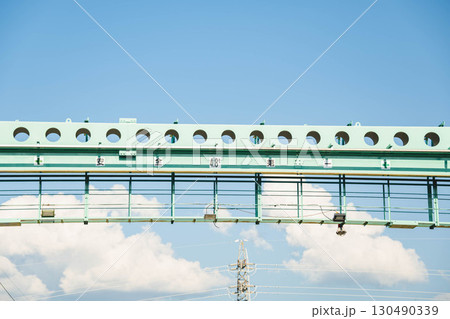 青空と橋形クレーン 130490339