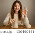 若い女性がリラックスしながら編み物 130490441