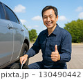 車のメンテナンスをする笑顔の整備士 130490442