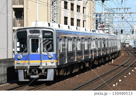 なんばへ向けて南海本線をゆく南海電気鉄道9000系 130490513