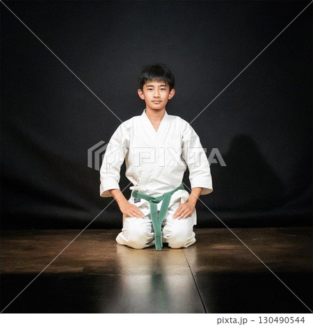 正座する空手の少年 130490544