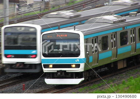 京浜東北線209系試作車とすれ違う209系500番台の写真素材 [130490680