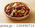 ドライフルーツとナッツ 130490714