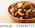 ドライフルーツとナッツ 130490715
