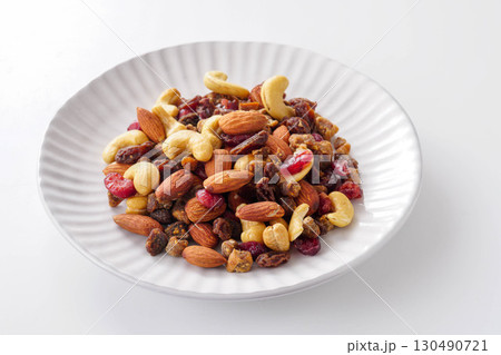 ドライフルーツとナッツ ドライフルーツとナッツ 130490721