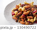 ドライフルーツとナッツ 130490722